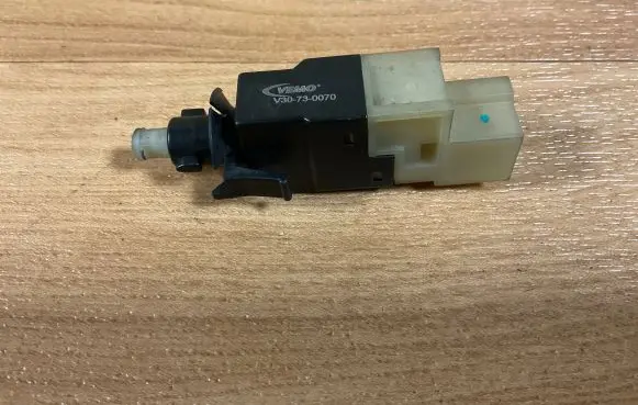 Mercedes-Benz C W203 Brake pedal sensor switch V30730070