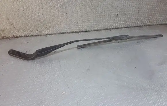 Front wiper blade arm