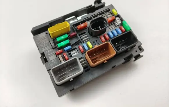 Peugeot Partner Fuse module 9807028780