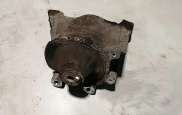 Honda CR-V Engine mount bracket