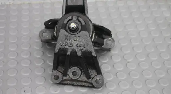 Engine mount vacuum valve