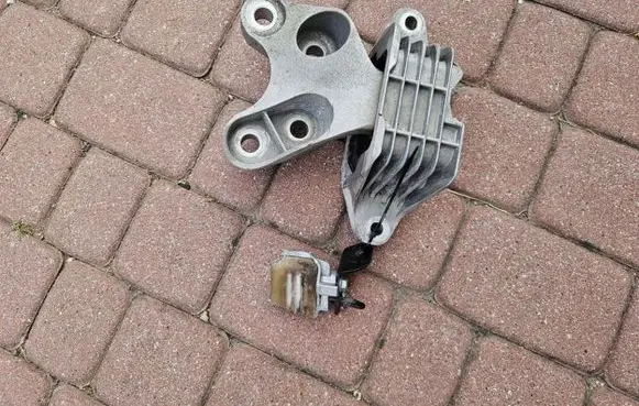 Opel Insignia B Engine mount bracket 84080177