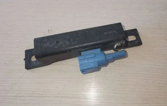Nissan Leaf I (ZE0) Aerial antenna amplifier H120903