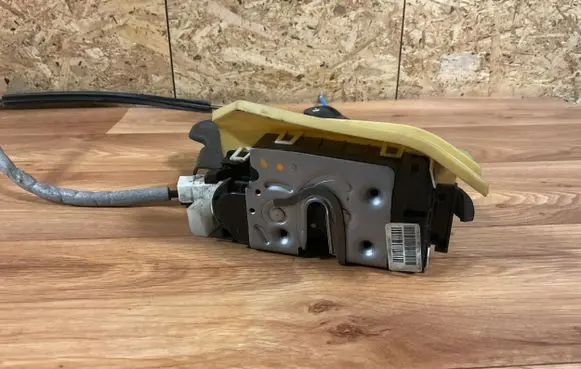 Mercedes-Benz E W212 Rear door lock A2047301335 ZGS005