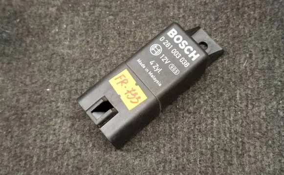 Volkswagen Touran I Glow plug pre-heat relay 038907281D 0281003038