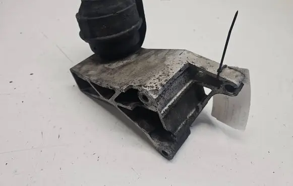 Volvo S60 Engine mount bracket 30666175