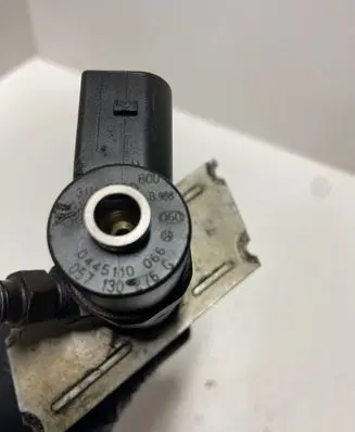 Audi A8 S8 D2 4D Fuel injector 057130276G