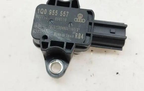 Volkswagen Polo V 6R Airbag deployment crash/impact sensor 1Q0955557 050510 022753