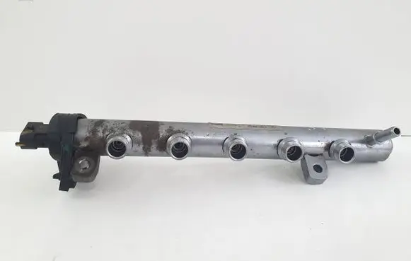 Opel Vivaro Fuel main line pipe 8201044829 175216420R