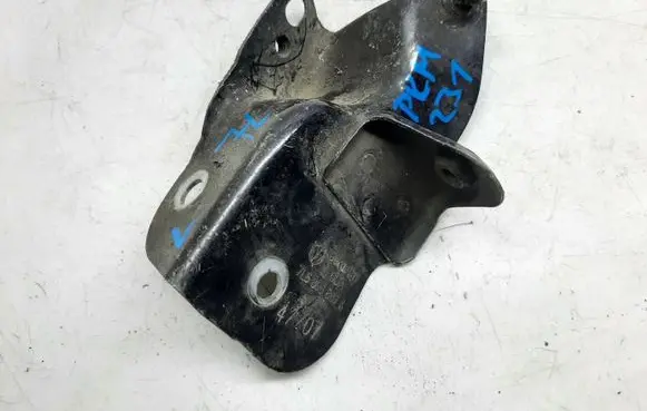 Volkswagen Touareg I Fender mounting bracket 7L6805887A