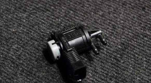Volkswagen Touareg II Turbo solenoid valve 1K0906283A