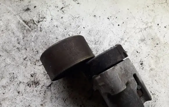Mazda 5 Generator/alternator belt tensioner