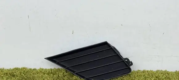 Toyota Avensis T270 Front bumper lower grill 53128-05020