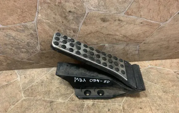 Accelerator throttle pedal