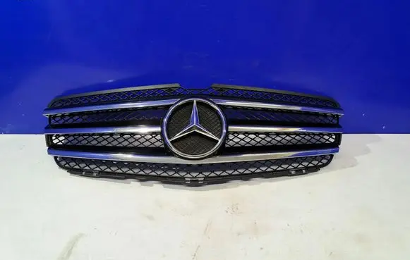 Mercedes-Benz C W205 Front bumper upper radiator grill A0008880060