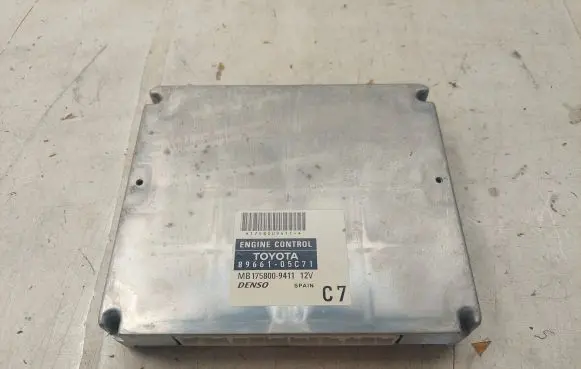 Toyota Avensis T250 Engine control unit/module 8966105C71 MB1758009411