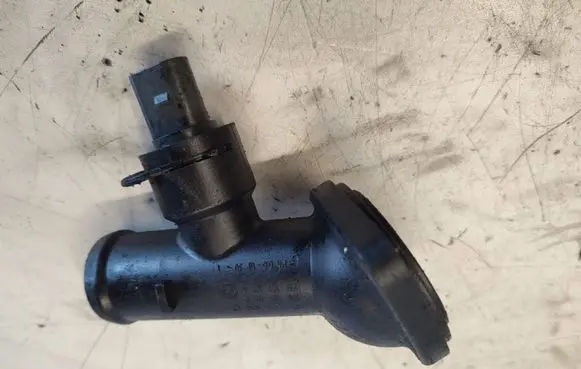 Volkswagen PASSAT B6 Thermostat housing 03G121121D