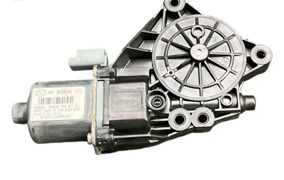 Hyundai ix20 Front door window regulator motor 824501P000