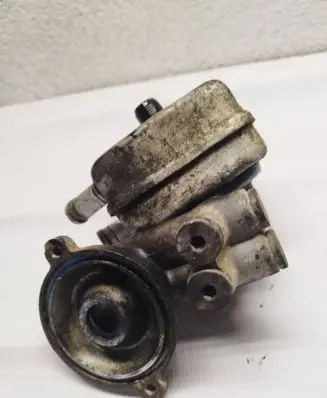 Oil filter mounting bracket
