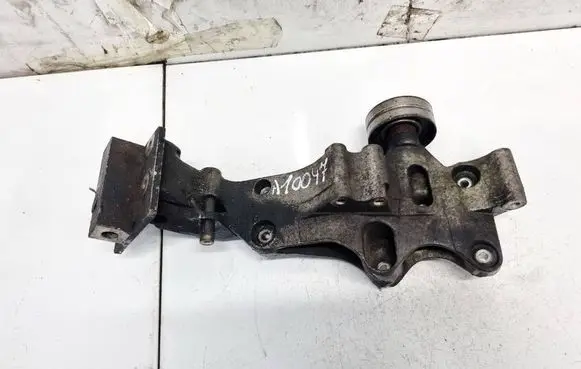 Engine mounting bracket