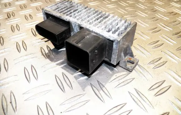 Opel Movano B Glow plug pre-heat relay 8200558438