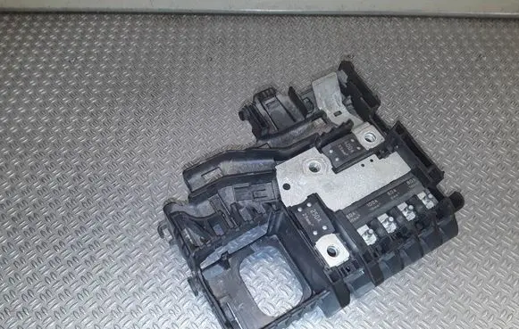 Opel Meriva B Fuse module 13362767 525230582