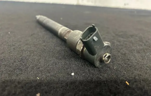 Volvo XC90 Fuel injector 30750283
