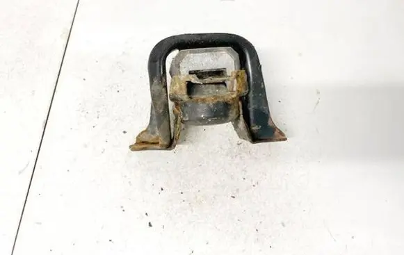 Toyota Yaris Engine mount bracket