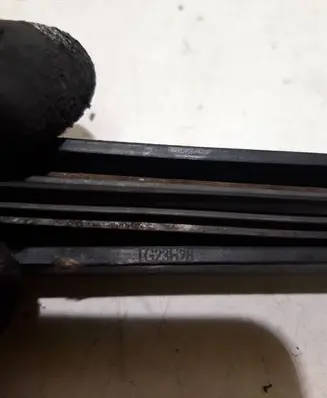 Volkswagen PASSAT B6 Rear wiper blade arm TG23H28