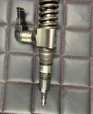Volkswagen PASSAT B6 Fuel injector 03G130 120329