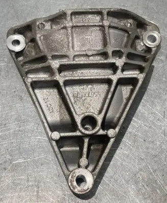 Opel Mokka A/C compressor mount bracket 55577158