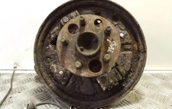 Toyota Avensis T220 Rear wheel hub