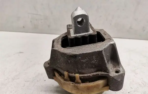 BMW 5 G30 G31 Engine mount bracket 688351302