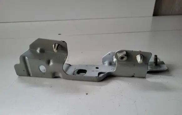 Renault Zoe Fender mounting bracket 654825654R