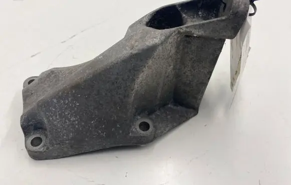 Audi A4 S4 B7 8E 8H Engine mounting bracket 8D0199307P