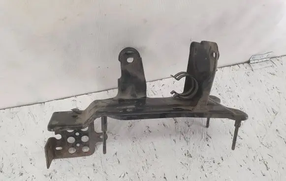 Audi A6 S6 C6 4F Pneumatic air compressor holding bracket 415403108