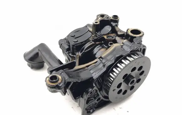 Volkswagen PASSAT B8 Oil pump 