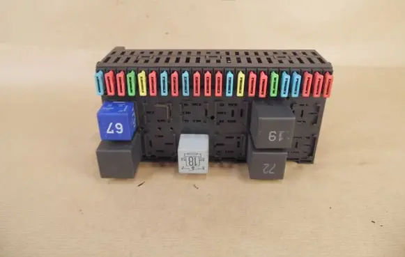 Volkswagen PASSAT B3 Fuse box set 357937039