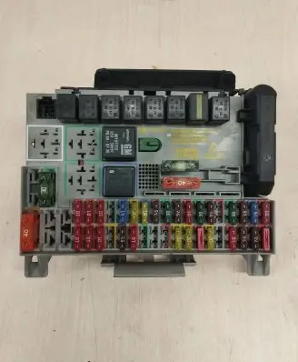 Opel Zafira A Fuse box set 90589965