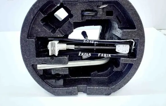 Skoda Fabia Mk3 (NJ) Lift Jack 4D00122219A 6V0805615