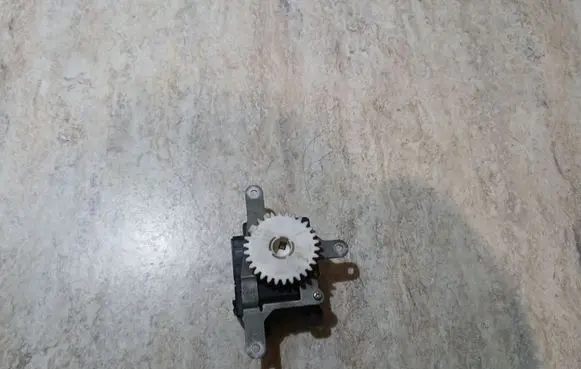 Toyota Avensis T270 Air flap motor/actuator 0638000920
