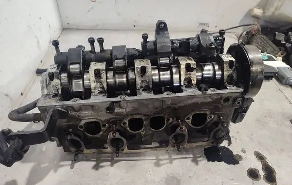 Volkswagen Touran I Engine head 039103373R