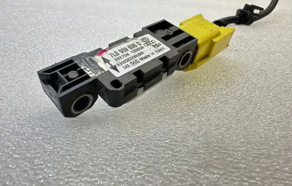 Volkswagen Touareg I Airbag deployment crash/impact sensor 7L0909606D 3D0973702
