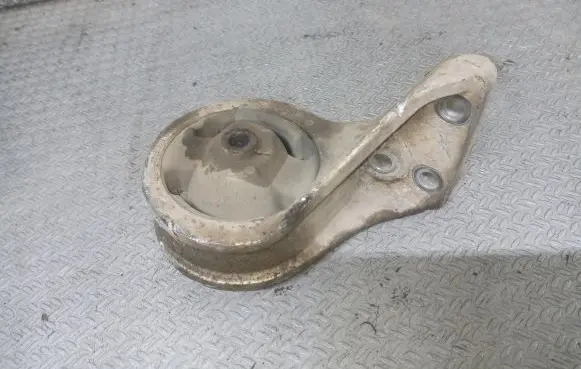 Hyundai Santa Fe Engine mount bracket