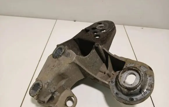 Audi A4 S4 B7 8E 8H Engine mounting bracket 8e0199351