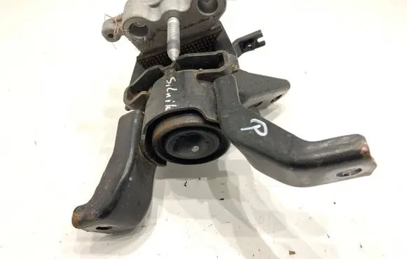 Engine mount vacuum valve