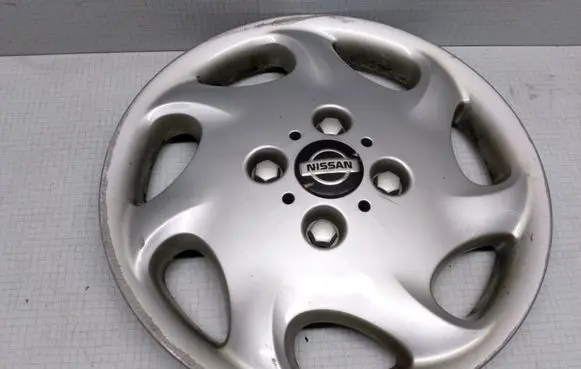 Nissan Maxima R15 wheel hub/cap/trim 40315BM404