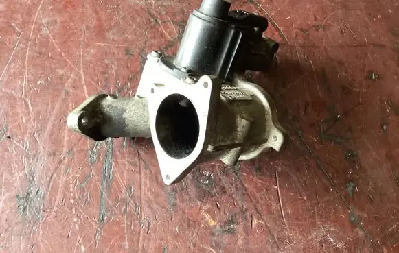 Volkswagen Golf V Throttle valve 03G129637A