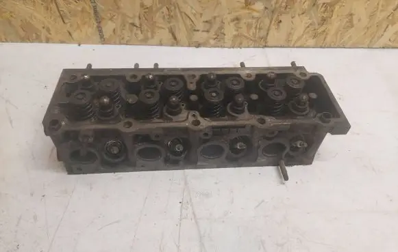 Opel Omega B1 Engine head R90400095