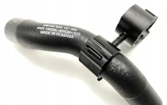 Volkswagen PASSAT B8 Engine coolant pipe/hose 5Q0121082